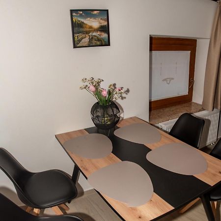 Apartmaji Tinta Kanal Luaran gambar
