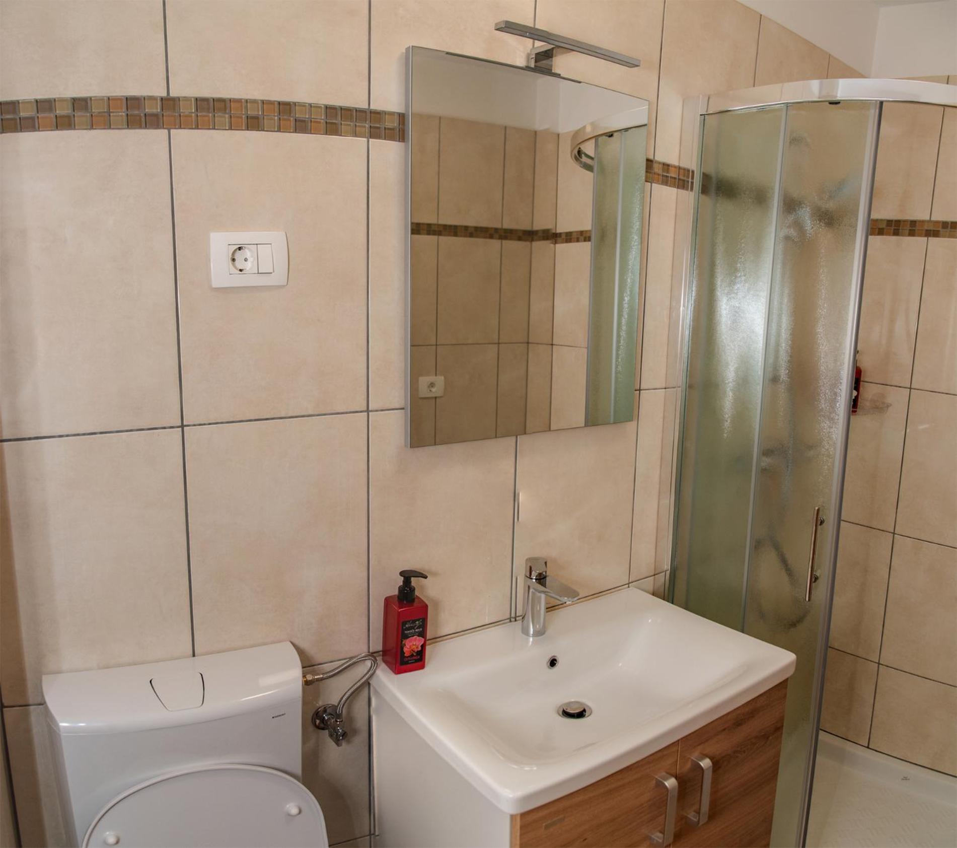 Apartmaji Tinta Kanal Luaran gambar