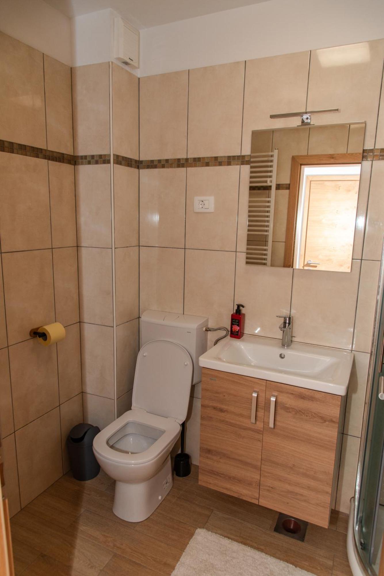 Apartmaji Tinta Kanal Luaran gambar